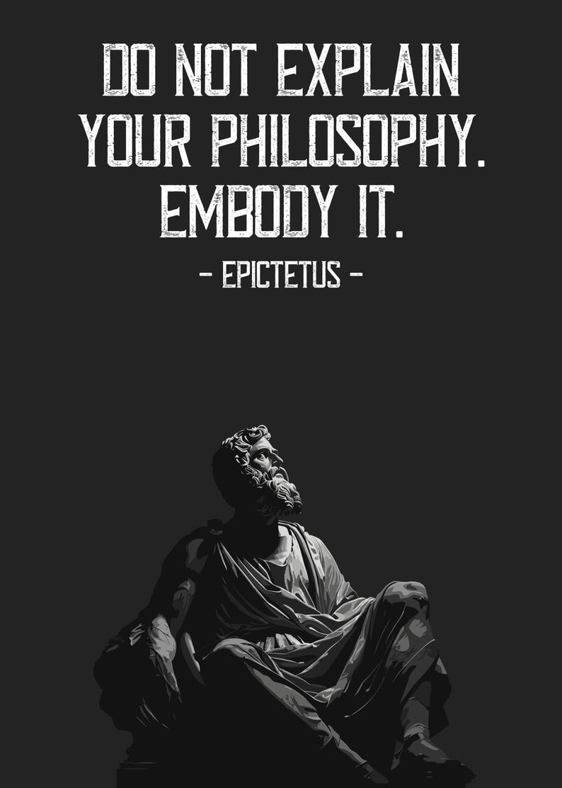 Puede incluir: Imagen en blanco y negro de una estatua de un hombre sentado con la cabeza inclinada hacia arriba. La cita "No expliques tu filosof&iacute;a. Enc&aacute;rnala. - Epicteto -" est&aacute; impresa sobre la estatua.