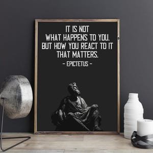 Puede incluir: Impresión en blanco y negro con una cita de Epicteto: "No es lo que te sucede, sino cómo reaccionas a ello lo que importa." La cita está enmarcada e incluye una imagen en blanco y negro de un hombre sentado.