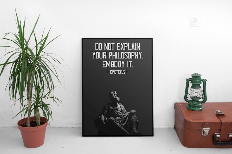 Puede incluir: Impresi&oacute;n en blanco y negro con una cita de Epicteto: "No expliques tu filosof&iacute;a. Enc&aacute;rnala." La cita est&aacute; centrada en un fondo negro con una imagen en blanco y negro de un hombre sentado en una silla.