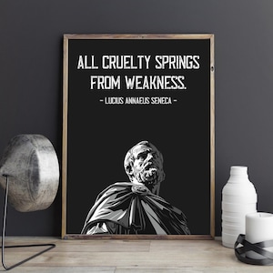 Puede incluir: Impresión en blanco y negro enmarcada con la cita "ALL CRUELTY SPRINGS FROM WEAKNESS." de Lucius Annaeus Seneca. La imagen presenta un busto y se complementa con jarrones blancos decorativos y un candelabro.