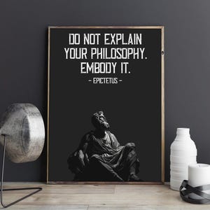 Poster con citazione di Epitteto Non spiegare la tua filosofia, incarnala. Stampa artistica con citazione stoica Murale stoico.