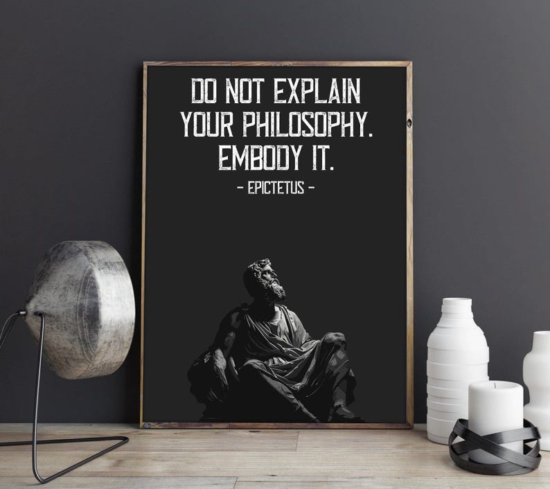 Puede incluir: Impresi&oacute;n en blanco y negro de una cita de Epicteto: "No expliques tu filosof&iacute;a. Enc&aacute;rnala." La cita se muestra sobre un fondo negro con un borde blanco. Una imagen en blanco y negro de un hombre con una toga est&aacute; debajo de la cita.