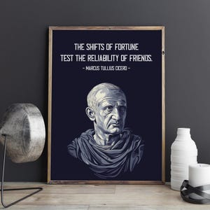 Può includere: Una stampa incorniciata con sfondo blu scuro presenta una citazione di Marco Tullio Cicerone e un ritratto di un uomo. La citazione recita: "I CAMBIAMENTI DELLA FORTUNA METTONO ALLA PROVA L'AFFIDABILITÀ DEGLI AMICI." Il ritratto è in tonalità di grigio.