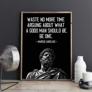 Könnte beinhalten: Schwarz-weiß Druck mit einem Zitat von Marcus Aurelius: "Verschwende keine Zeit mehr damit, darüber zu streiten, was ein guter Mann sein sollte. Sei einer."