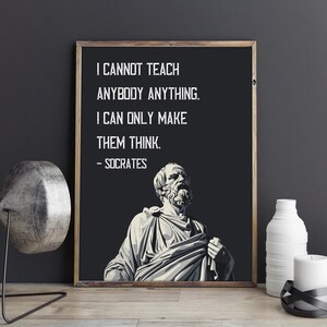 Könnte beinhalten: Ein gerahmter Druck mit schwarzem Hintergrund und dem Zitat "I CANNOT TEACH ANYBODY ANYTHING. I CAN ONLY MAKE THEM THINK. - SOCRATES" in weißem Text. Ein Graustufenbild von Sokrates befindet sich unten. Der Rahmen ist braun.