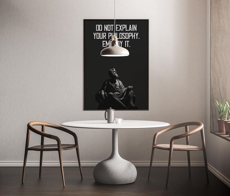 Puede incluir: Un p&oacute;ster en blanco y negro con una cita que dice "No expliques tu filosof&iacute;a. Enc&aacute;rnala." El p&oacute;ster presenta una imagen en blanco y negro de una persona sentada en un trono.
