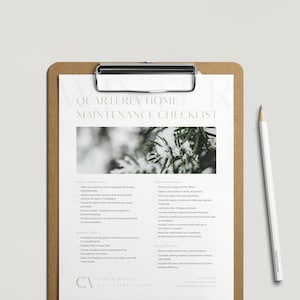 Op de afbeelding: Een checklist voor onderhoud aan huis tijdens het winterseizoen. De checklist omvat taken voor zowel binnen- als buitenonderhoud, zoals het controleren en vervangen van HVAC-filters, het inspecteren van dakgoten en regenpijpen en het zorgen voor voldoende isolatie rond leidingen. De checklist bevat ook tips voor energie-efficiëntie, zoals het afdichten van tocht rond deuren en ramen en het isoleren van de zolder.