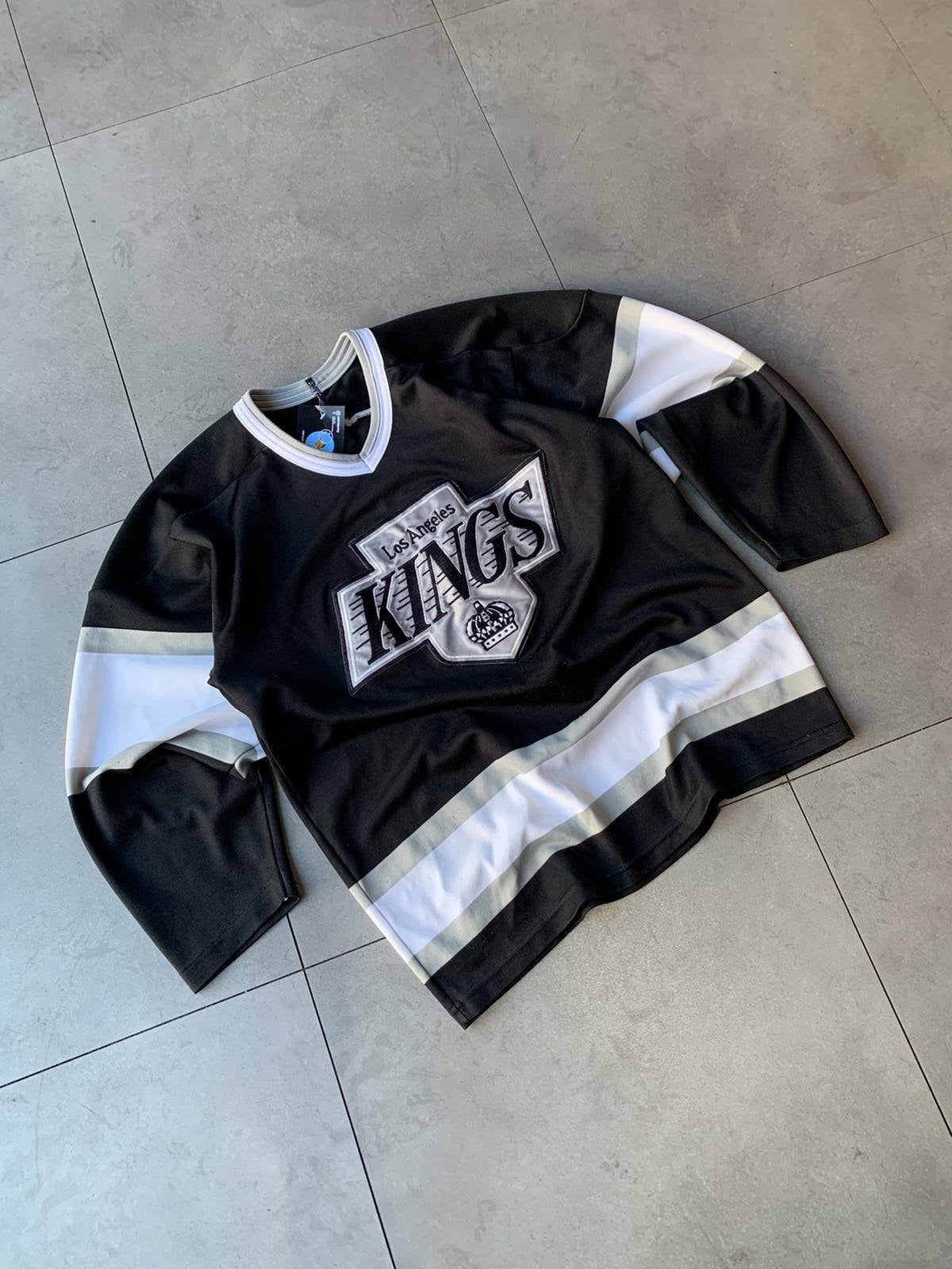 WAYNE GRETZKY SIGNED BLACK AND SILVER LOS ANGELES KINGS JERSEY (PSA)