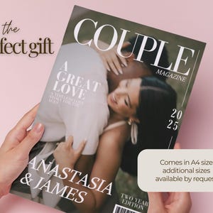 Puede incluir: Una portada de revista titulada "COUPLE" con una foto de una pareja abraz&aacute;ndose. La portada incluye el texto "A GREAT LOVE" y los nombres "ANASTASIA & JAMES". La revista se sostiene sobre un fondo rosa.