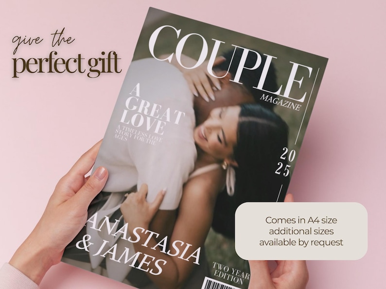 Puede incluir: Una portada de revista titulada "COUPLE" con una foto de una pareja abraz&aacute;ndose. La portada incluye el texto "A GREAT LOVE" y los nombres "ANASTASIA & JAMES". La revista se sostiene sobre un fondo rosa.