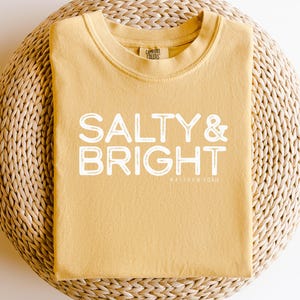 Maglietta Salty & Bright / Matteo 5:13-14 / Maglietta Comfort Colors senape / Abbigliamento cristiano per donna