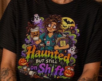 Nawiedzona, ale wciąż na zmianie pielęgniarka PNG, zabawna pielęgniarka na Halloween PNG, upiorny projekt sublimacji pielęgniarskiej, cyfrowa wersja koszulki pielęgniarskiej do pobrania