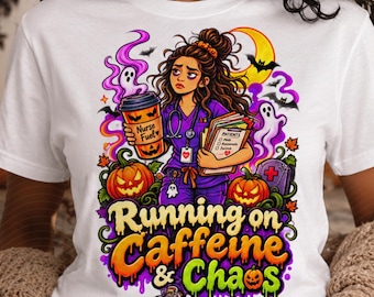 Pielęgniarka Running on Caffeine & Chaos PNG, Zabawna pielęgniarka na Halloween PNG, Upiorny projekt sublimacji pielęgniarki, Cyfrowe pobieranie koszulki pielęgniarki