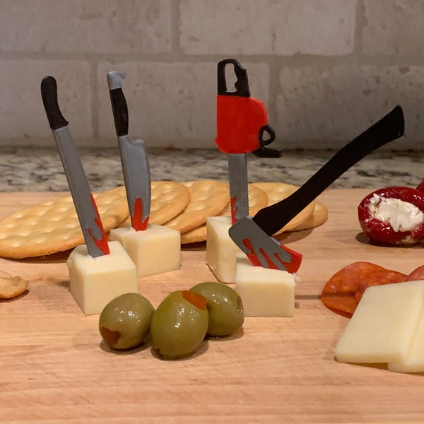 Juego de palillos para comida de Halloween / Palillos para cócteles de terror / Decoración para fiestas de Halloween / Palillos de dientes de plástico - Cuchillo ensangrentado, machete, motosierra y hacha