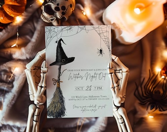 Puede incluir: Una tarjeta de invitación con temática de Halloween con una ilustración de sombrero de bruja y escoba. La tarjeta dice "Witches Night Out" con la fecha y la hora. Un diseño de araña y telaraña está en la parte superior. La tarjeta está sostenida por una mano de esqueleto.