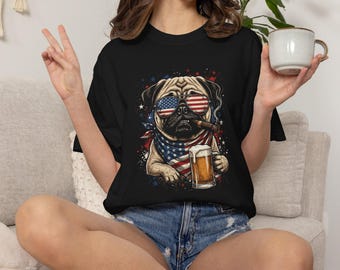 Camiseta con un carlino patriótico, gafas de sol y cerveza / Cuatro de Julio
