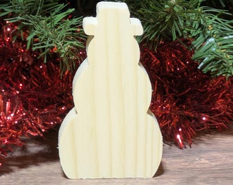 Muñeco de nieve de madera sin terminar. Figura navideña de pie para manualidades. Adorno de muñeco de nieve de madera en blanco. Decoración navideña rústica. Letrero de puerta de invierno para manualidades.