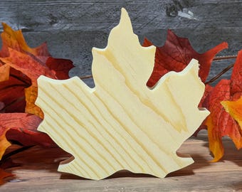 Hoja de arce de madera sin terminar. Forma otoñal de pie. Hoja otoñal de madera para pintar. Letrero para puerta DIY. Decoración de bandejas de Acción de Gracias.