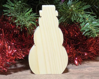 Muñeco de nieve de madera sin terminar. Figura navideña de pie para manualidades. Adorno de muñeco de nieve de madera en blanco. Decoración navideña rústica. Letrero de puerta de invierno para manualidades.