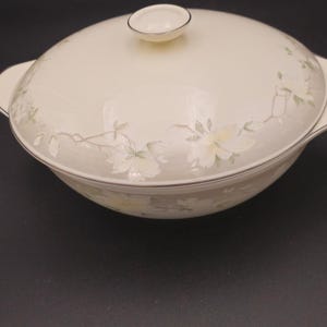 Kathleen by Royal Doulton Covered Vegetable Bowl 10-3/8&quot;