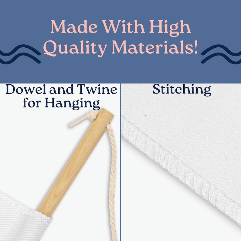 Op de afbeelding: Een witte stoffen banner met een houten stok en touw om op te hangen. De banner heeft een gestikte rand. "Made With High Quality Materials!" staat in roze tekst op een blauwe achtergrond.