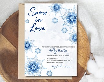 Könnte beinhalten: Eine Einladung zur Brautparty mit Winterthema. Die Einladung zeigt blaue Schneeflocken-Illustrationen und die Worte "Snow in Love". Details sind Name, Datum, Uhrzeit und Ort der Braut. Die Einladung hat einen weißen Hintergrund.