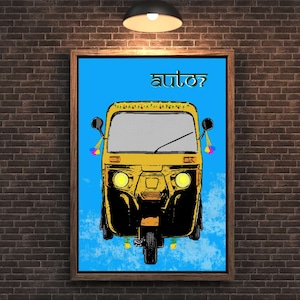 Puede incluir: Un auto-rickshaw amarillo con un fondo azul y el texto "auto?" en verde. El rickshaw tiene una guirnalda de flores en la parte superior y un borla azul y blanco que cuelga de los espejos laterales.