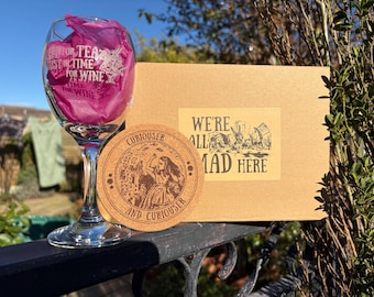 Ensemble cadeau verres à vin et sous-verres Alice au pays des merveilles - Cadeau littéraire gravé au laser pour elle, pour les couples, anniversaire, fête des mères, Noël