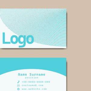Könnte beinhalten: Zwei Visitenkarten mit modernem Design. Die obere Karte zeigt das Wort „Logo“ in türkisfarbener Schrift mit türkisfarbenen konzentrischen Halbkreisen. Die untere Karte enthält Kontaktinformationen in türkisfarbener Schrift auf türkisfarbenem Hintergrund.