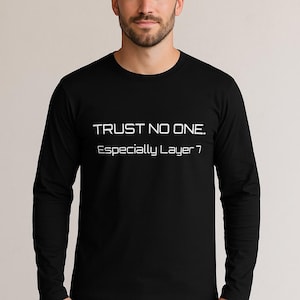 Peut inclure: T-shirt noir à manches longues avec le texte blanc "TRUST NO ONE. Especially Layer 7." Le t-shirt est fait d'une matière douce et a un col rond. Le t-shirt est de couleur noire unie.