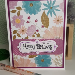 Cartão de aniversário floral roxo