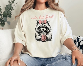 Camiseta divertida para mujer, linda pero salvaje, con estampado de mapache, sintiéndose salvaje, divertida camiseta gráfica para mujer, color cómodo, regalo divertido, ropa de calle rara