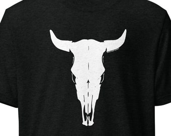 Puede incluir: Camiseta negra con una silueta blanca de un cráneo de toro.