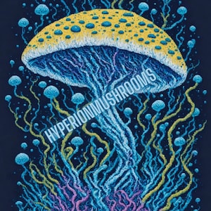 Puede incluir: Una ilustración psicodélica de un hongo grande azul y amarillo con un sombrero blanco y manchas amarillas. El hongo está rodeado de hongos azules más pequeños con tallos blancos. El fondo es de color azul oscuro. El texto "HYPERIONMUSHROOMS" está escrito en letras blancas en el hongo.