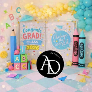 Puede incluir: Una escena de graduación festiva con un fondo de globos y estrellas. Presenta un letrero que dice "Congrats GRAD! CLASS 2026", crayones coloridos, bloques de alfabeto y un lápiz grande. La escena está decorada con aviones de papel y confeti en forma de estrella.