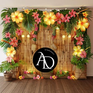 Puede incluir: Un telón de fondo de temática tropical con una pared de bambú, hojas verdes y flores coloridas. El telón de fondo está decorado con luces de cadena y un círculo negro con el texto "ATDSCRAFT AD" en blanco.