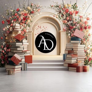 Puede incluir: Un arco blanco decorado con flores rosas y rojas, con pilas de libros a cada lado. El arco tiene un círculo negro con las letras "AD" en blanco y el texto "ATDSCRAFT" sobre las letras.