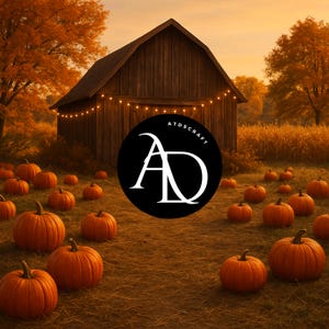 Peut inclure: Scène automnale avec une grange en bois ornée de guirlandes lumineuses, sur fond de coucher de soleil. Le premier plan est rempli de nombreuses citrouilles oranges. Un cercle noir avec du texte blanc et un logo est dans l'image.