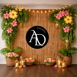 Könnte beinhalten: Ein tropisches Hintergrundbild mit einer Bambuswand, die mit leuchtend rosa und gelben Blumen, üppigen grünen Palmenblättern und Lichterketten geschmückt ist. Weidenkörbe halten farbenfrohe Blumenarrangements, und Laternen mit brennenden Kerzen sorgen für Wärme.