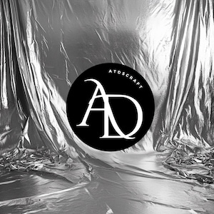 Peut inclure: Un logo noir et blanc avec les lettres "AD" à l'intérieur d'un cercle. Le texte "ATDSCRAFT" est écrit autour du cercle.