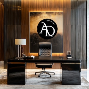 Puede incluir: Un escritorio ejecutivo negro con un borde dorado, una silla de oficina de cuero negro y una lámpara en el lado izquierdo. Una pintura con un fondo dorado y un círculo negro con el texto "ATDSCRAFT AD" está en la pared detrás del escritorio.