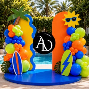 Op de afbeelding: Een zomerse feestachtergrond met twee boogpanelen in geel en oranje, versierd met blauwe, oranje en limoengroene ballonnen, een palmboom-uitsparing, een gele zon met zonnebril en twee surfboard-uitsparingen op een blauwe ronde basis.