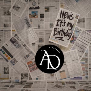 以下が含まれることがあります： 新聞のコラージュを背景に、誕生日のデザイン。 「NEWS It's my Birthday」という言葉が新聞に手書きされています。 白い文字「AD」が入った黒い円が前景にあります。