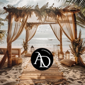 Puede incluir: Una instalación de ceremonia de boda en la playa con un arco de madera decorado con flores y tela transparente. El arco está en una playa de arena con vista al océano. El texto "ATDSCRAFT" y las iniciales "AD" son visibles en la imagen.
