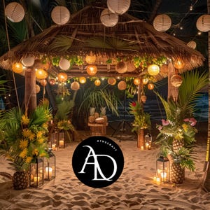 Può includere: Una cerimonia di matrimonio a tema tropicale con una struttura di tetto di paglia decorata con lanterne di carta bianche e luci a catena. La cerimonia si svolge su una spiaggia sabbiosa con vegetazione lussureggiante e piante in vaso. L'area della cerimonia è decorata con ananas, noci di cocco e candele. Un cerchio nero con il testo "ATDSCRAFT AD" è in primo piano.