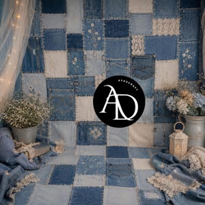 Pode incluir: Um fundo de patchwork composto por vários quadrados de tecido jeans azul, incluindo bolsos, inserções de renda e padrões florais bordados. Um logótipo circular preto com o texto branco ATDSCRAFT e as letras AD está centrado na superfície.