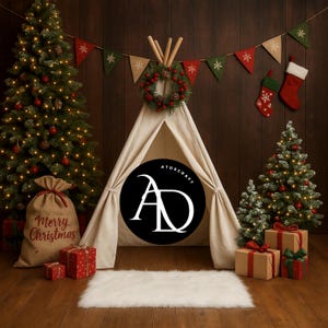 Puede incluir: Un estudio con temática navideña con un tipi, dos árboles de Navidad y regalos envueltos. Una pancarta con diseños de copos de nieve cuelga sobre el tipi. Un saco con "Merry Christmas" está a la izquierda. Una alfombra blanca está frente al tipi.