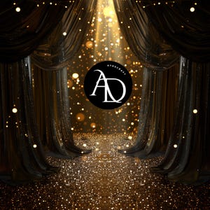 Peut inclure: Un cercle noir avec les lettres "AD" en blanc, entouré d'un fond de paillettes dorées. Le texte "ATDSCRAFT" est au-dessus des lettres "AD". L'arrière-plan est un rideau foncé avec des paillettes dorées qui tombent du haut.