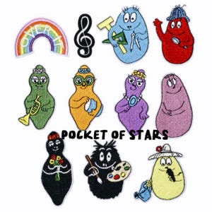 Peut inclure: Un ensemble de dix patchs thermocollants colorés représentant différents personnages et motifs. Les patchs comprennent un arc-en-ciel, une note de musique, un personnage avec une loupe, un personnage avec une trompette, un personnage avec un pinceau, un personnage avec un arrosoir et plusieurs autres personnages avec différents accessoires. Les patchs mesurent environ 5 cm de diamètre et sont parfaits pour ajouter une touche de fantaisie aux vêtements, aux sacs ou à d'autres accessoires.