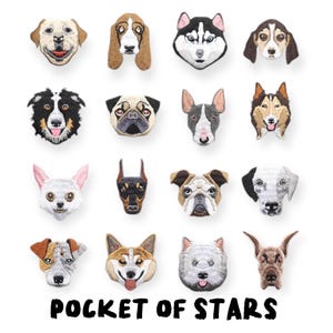 Könnte beinhalten: Ein Set mit 16 bestickten Bügelbildern mit verschiedenen Hunderassen. Die Patches sind farbenfroh und detailliert, mit einer Vielzahl von Hunderassen, darunter ein Mops, ein Husky, eine Bulldogge und ein Chihuahua. Die Patches sind perfekt, um Kleidung, Taschen oder anderen Accessoires eine persönliche Note zu verleihen. Der Text "POCKET OF STARS" ist unter den Patches gedruckt.